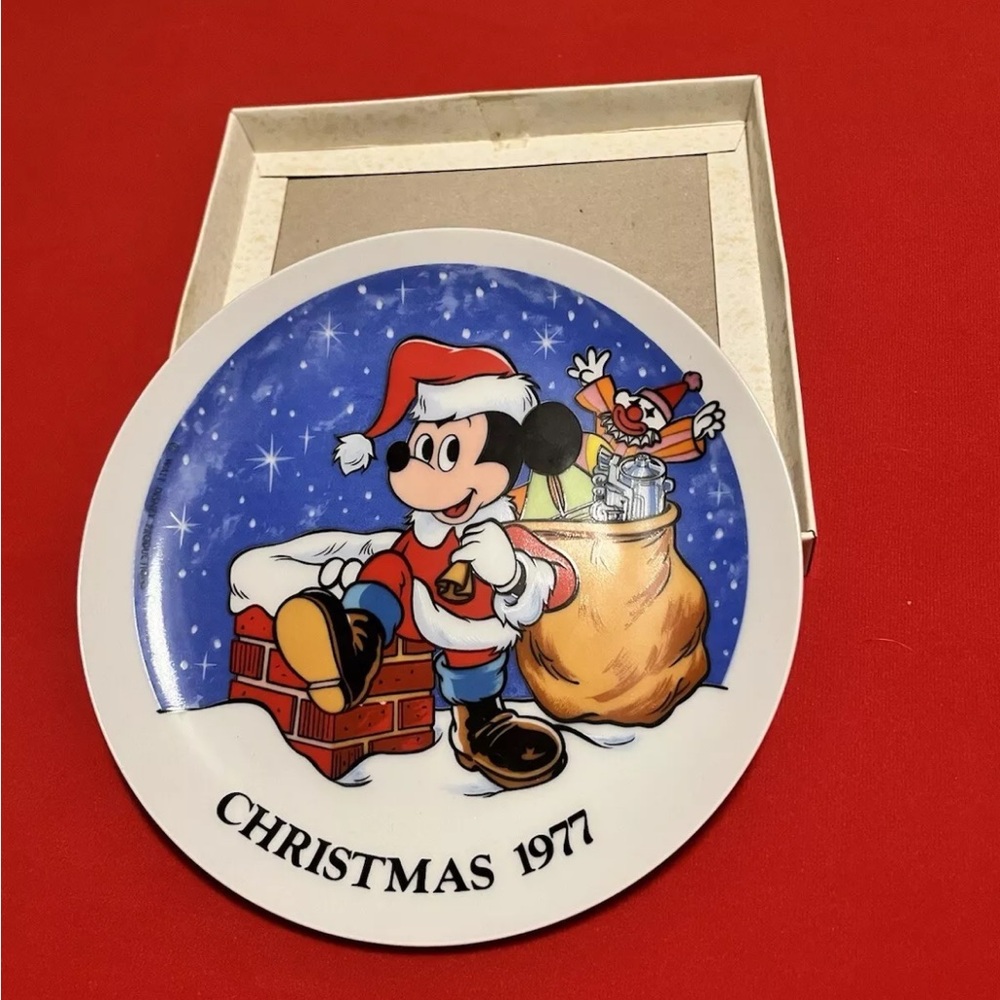 Vintage Disney Christmas Collector Plates - Picture 5 of 9